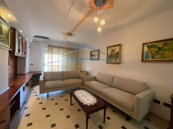 Tirane, jepet me qera apartament 2+1 Kati 4, 114 m² 500 € (RRUGA E BARRIKADAVE)