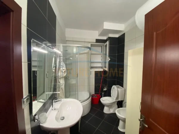 Tirane, jepet me qera apartament 1+1 Kati 2, 63 m² 535 € (RRUGA E BARRIKADAVE)