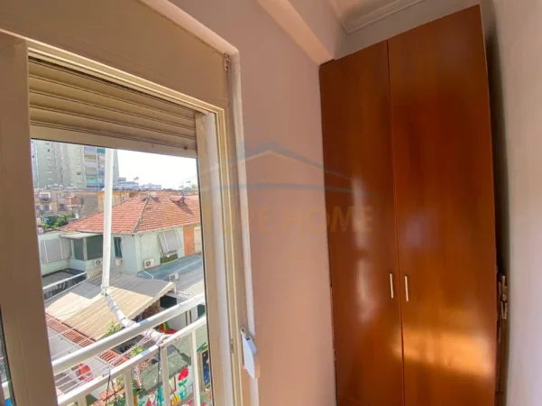 Tirane, jepet me qera apartament 1+1 Kati 2, 63 m² 535 € (RRUGA E BARRIKADAVE)