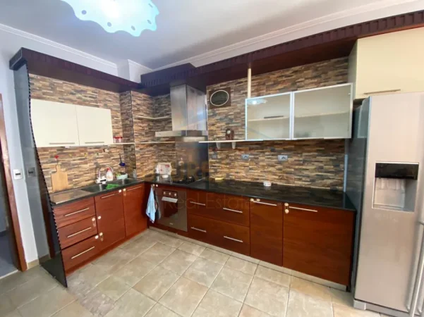 Tirane, jepet me qera apartament 1+1 Kati 2, 63 m² 535 € (RRUGA E BARRIKADAVE)