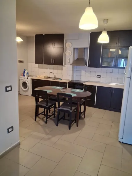 Tirane, jepet me qera apartament 2+1+Ballkon Kati 3, 102 m² 700 € (Karburant kastrati)
