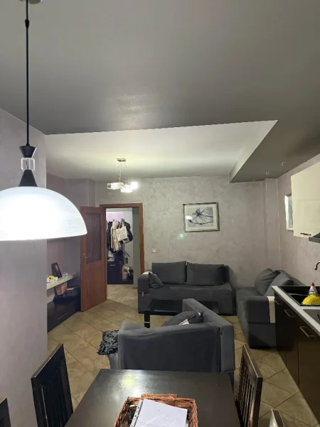 Tirane, jepet me qera 2+1 Kati 5, 75 m² 600 € 
