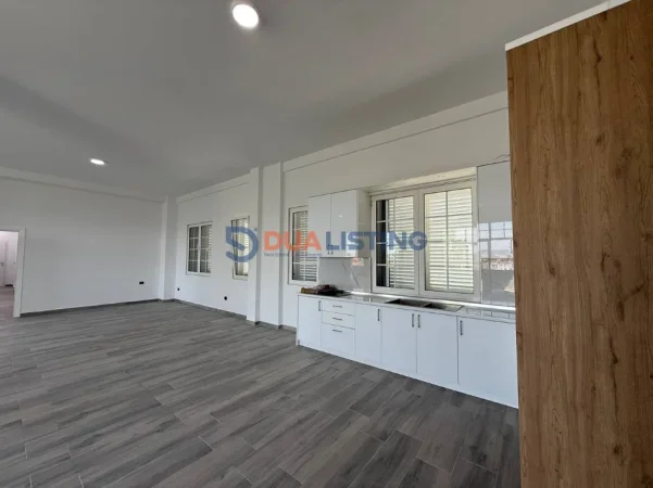 Tirane, jepet me qera 4+1 , 250 m² 
