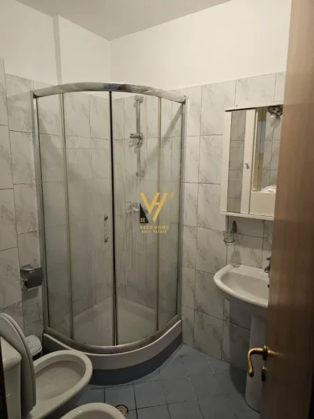 Tirane, jepet me qera apartament 2+1+Ballkon Kati 5, 95 m² 620 € (21 DHJETORI)