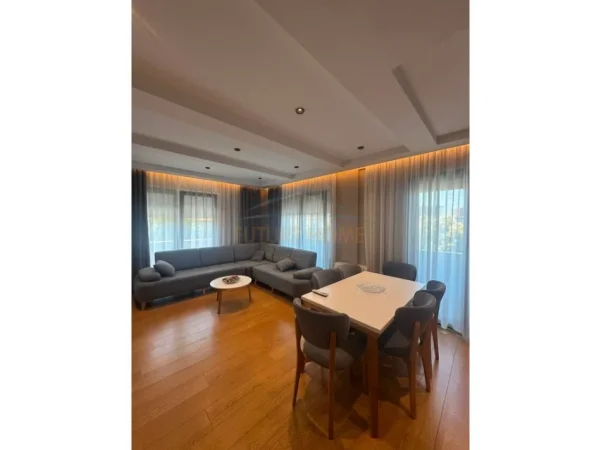 Tirane, jepet me qera apartament 3+1 , 122 m² 800 € 