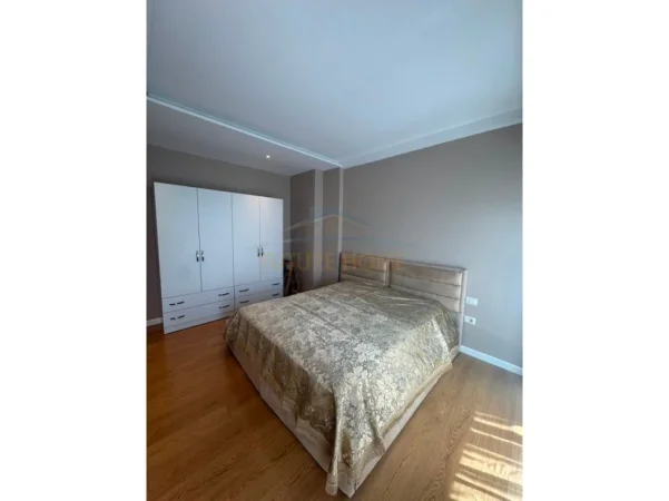 Tirane, jepet me qera apartament 3+1 , 122 m² 800 € 