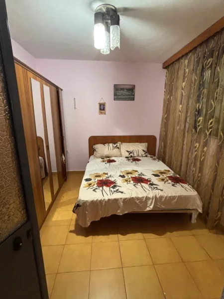 Tirane, jepet me qera apartament 1+1 Kati 1, 150 m² 350 € (Rruga Myslym Keta)