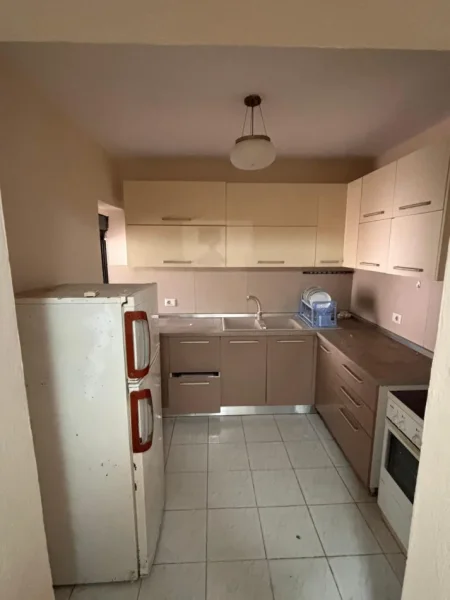 Tirane, jepet me qera apartament 1+1 Kati 1, 150 m² 350 € (Rruga Myslym Keta)