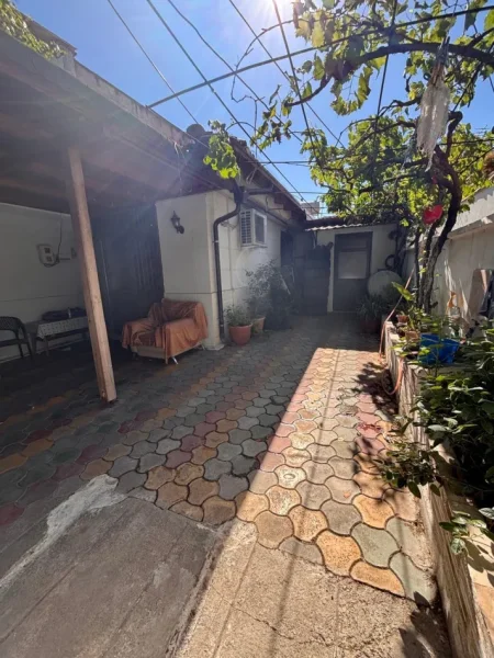 Tirane, jepet me qera apartament 1+1 Kati 1, 150 m² 350 € (Rruga Myslym Keta)