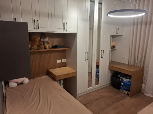 Tirane, jepet me qera apartament 2+1 Kati 5, 880 € (Rezidenca Erli)