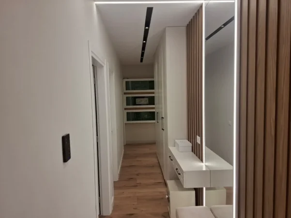 Tirane, jepet me qera apartament 2+1 Kati 5, 880 € (Rezidenca Erli)