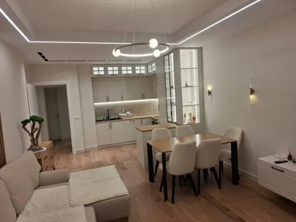 Tirane, jepet me qera apartament 2+1 Kati 5, 880 € (Rezidenca Erli)