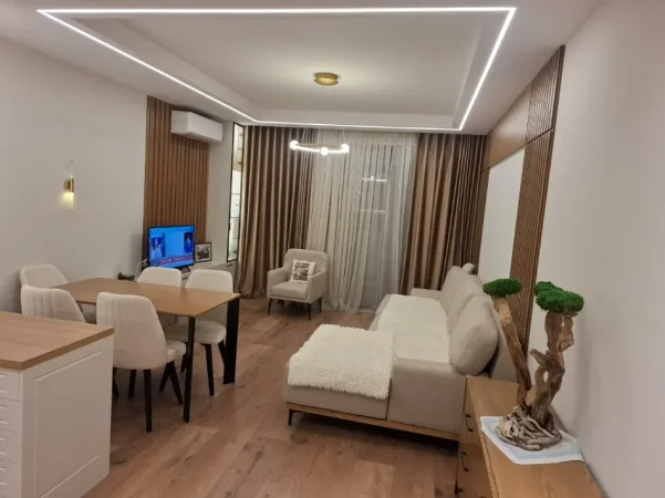 Tirane, jepet me qera apartament 2+1 Kati 5, 880 € (Rezidenca Erli)