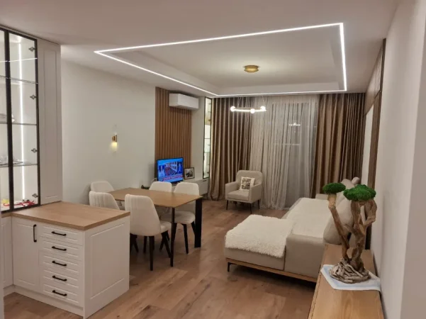 Tirane, jepet me qera apartament 2+1 Kati 5, 880 € (Rezidenca Erli)