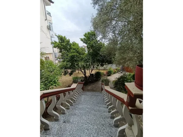 Tirane, jepet me qera apartament 4+1+Ballkon Kati 2, 411 m² 265.000 € (babrru afer me uren me unazen e madhe)