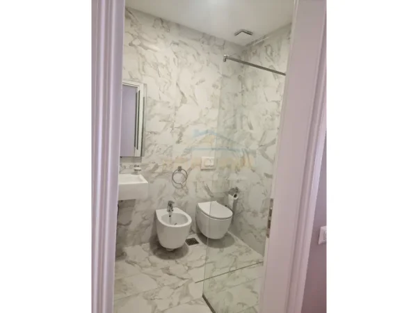 Tirane, jepet me qera apartament 3+1 , 122 m² 1.200 € 