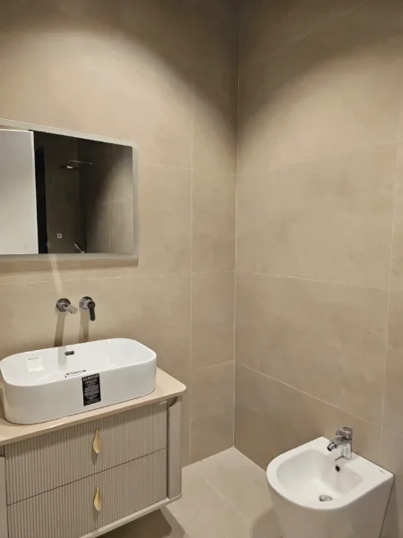 Tirane, jepet me qera apartament 2+1 , 120 m² 1.500 € (Kompleksi Delijorgji)