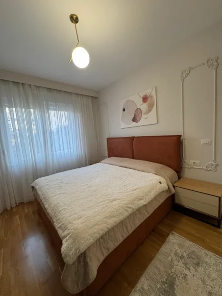 Tirane, jepet me qera apartament 1+1+Ballkon Kati 2, 75 m² 900 € 