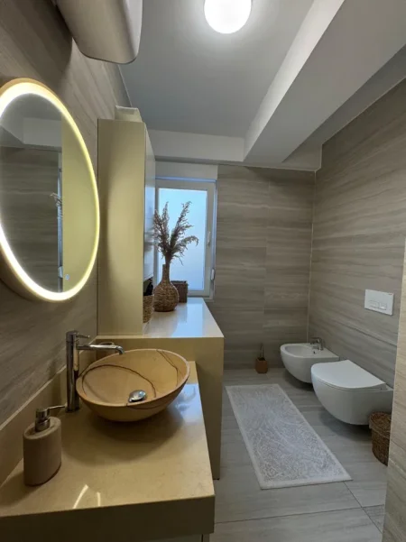 Tirane, jepet me qera apartament 1+1+Ballkon Kati 2, 75 m² 900 € 
