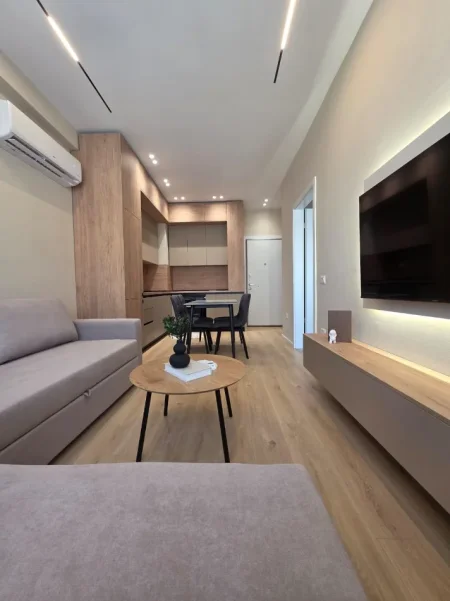 Tirane, jepet me qera apartament 1+1 Kati 5, 70 m² 450 € (ALI DEMI)