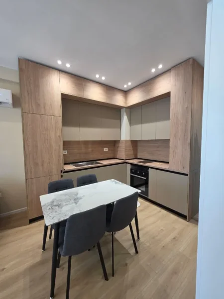 Tirane, jepet me qera apartament 1+1 Kati 5, 70 m² 450 € (ALI DEMI)
