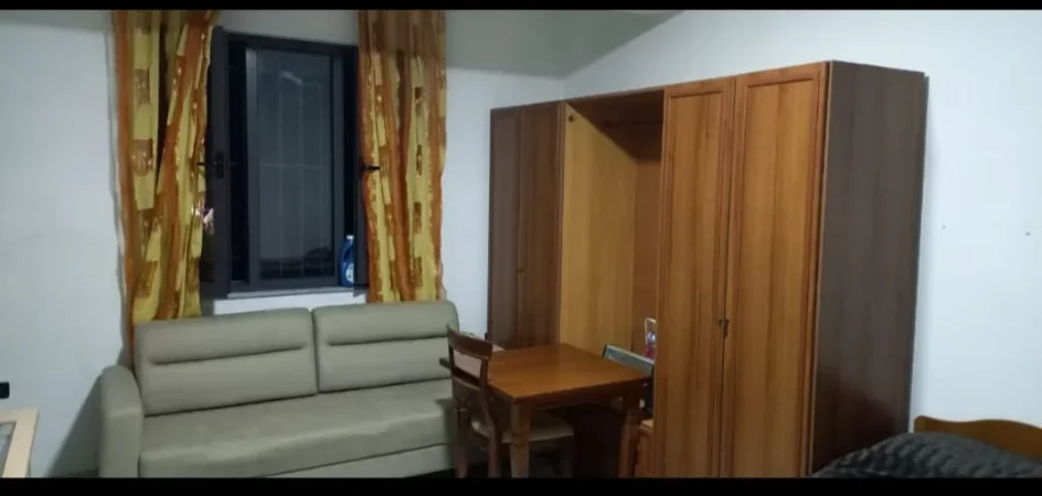Tirane, jap me qera apartament , 40 m² 200 € (pranë Tregut Elektrik)