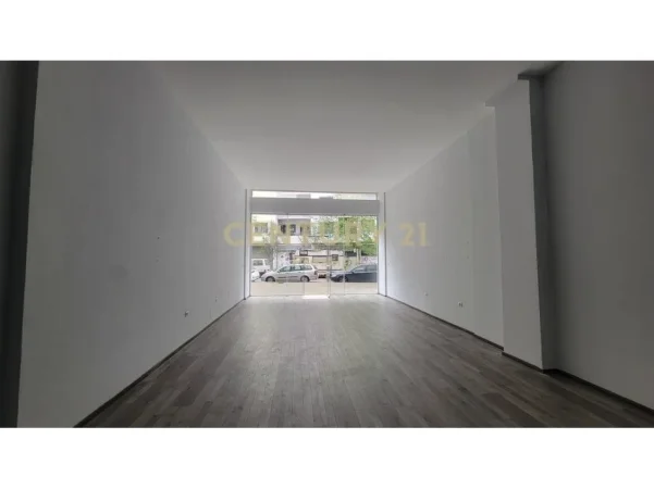 Tirane, jepet me qera ambjent biznesi Kati 0, 60 m² 450 € 