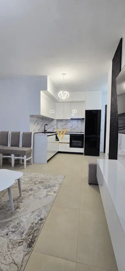 Tirane, jepet me qera apartament 1+1+Ballkon Kati 3, 57 m² 370 € (SHKOZE)