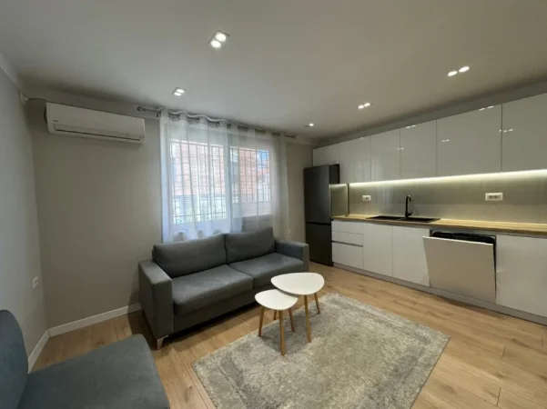 Tirane, jepet me qera apartament 1+1+Ballkon , 630 € (Shkolla e Kuqe)