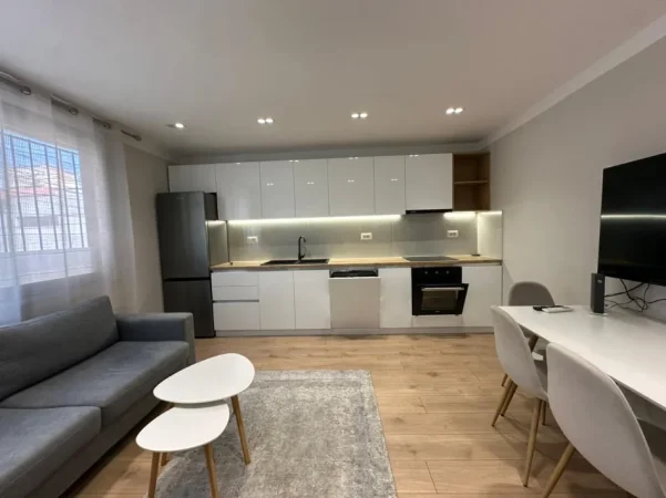Tirane, jepet me qera apartament 1+1+Ballkon , 630 € (Shkolla e Kuqe)