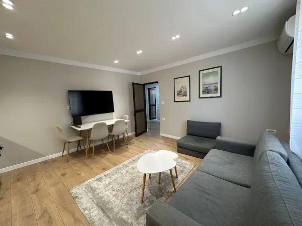 Tirane, jepet me qera apartament 1+1+Ballkon , 630 € (Shkolla e Kuqe)