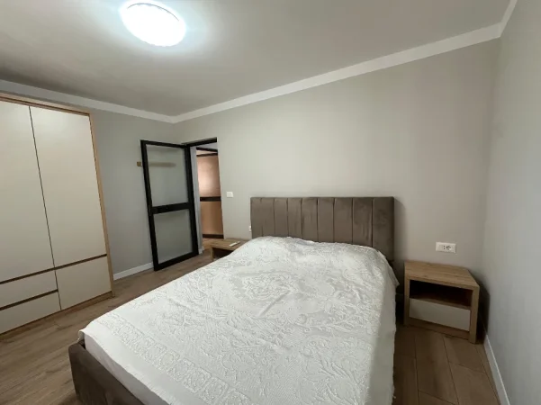 Tirane, jepet me qera apartament 1+1+Ballkon , 630 € (Shkolla e Kuqe)