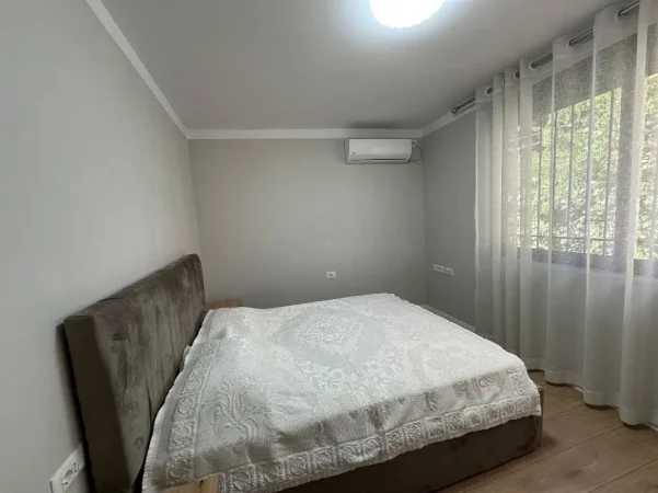 Tirane, jepet me qera apartament 1+1+Ballkon , 630 € (Shkolla e Kuqe)
