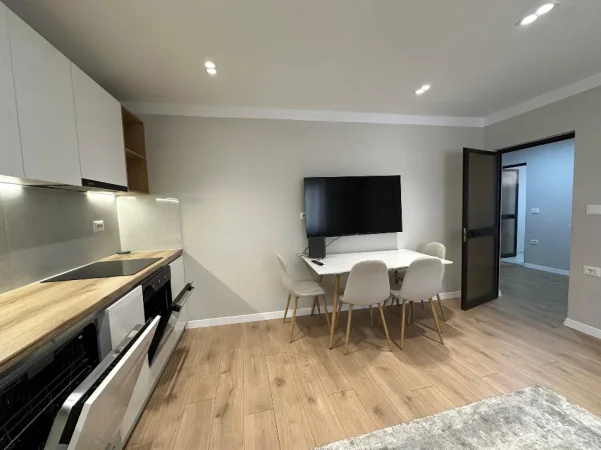 Tirane, jepet me qera apartament 1+1+Ballkon , 630 € (Shkolla e Kuqe)