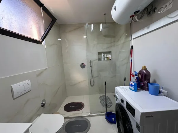 Tirane, jepet me qera apartament 1+1+Ballkon , 630 € (Shkolla e Kuqe)