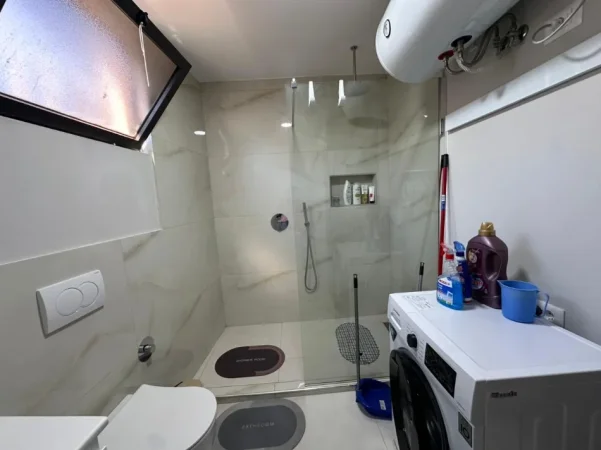 Tirane, jepet me qera apartament 1+1+Ballkon , 630 € (Shkolla e Kuqe)