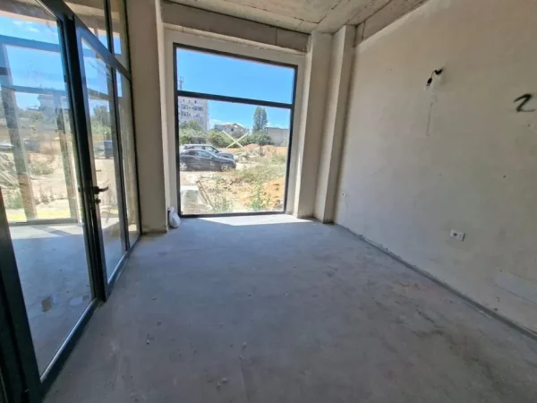 Tirane, jepet me qera ambjent biznesi Kati 1, 20 m² 350 € (Bulevardi i Ri)