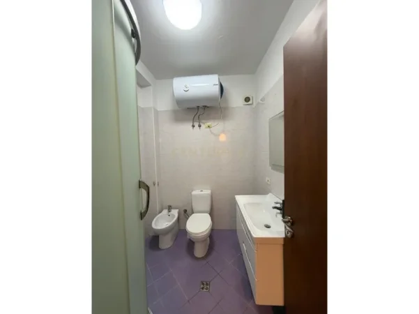Tirane, jepet me qera apartament 2+1 , 60 m² 500 € (Bill Klinton)
