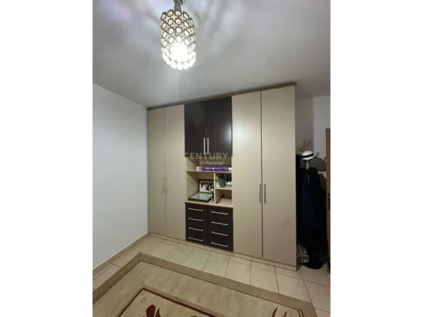 Tirane, jepet me qera apartament 2+1 Kati 3, 107 m² 600 € (Mbikalimi i Komunes)
