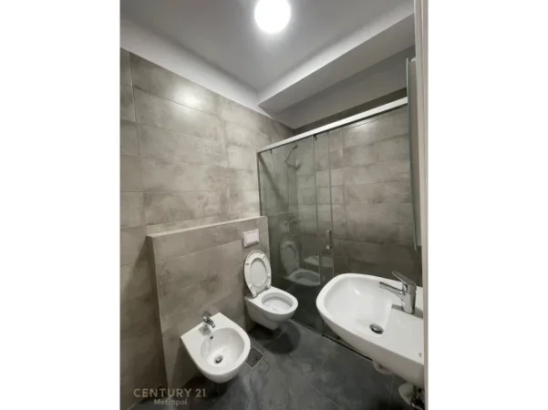 Tirane, jepet me qera apartament 2+1 Kati 3, 103 m² 1.100 € (Liqeni I Thate)