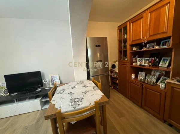 Tirane, jepet me qera apartament 1+1 Kati 1, 70 m² 500 € (qytet studenti prane rruges ali visha)