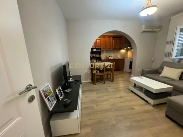 Tirane, jepet me qera apartament 1+1 Kati 1, 70 m² 500 € (qytet studenti prane rruges ali visha)