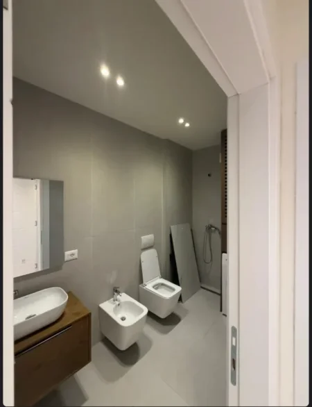 Tirane, jepet me qera apartament 3+1 Kati 3, 1.100 € (Bulevardi i Ri)