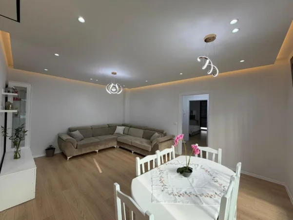 Tirane, jepet me qera apartament 2+1 Kati 4, 115 m² 700 € (Casa Italia)
