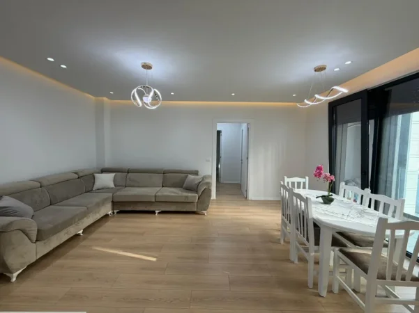Tirane, jepet me qera apartament 2+1 Kati 4, 115 m² 700 € (Casa Italia)