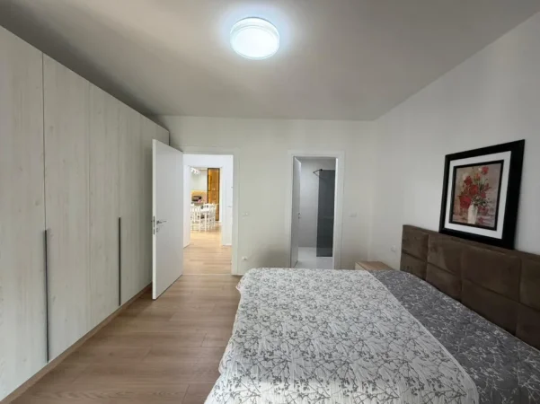 Tirane, jepet me qera apartament 2+1 Kati 4, 115 m² 700 € (Casa Italia)