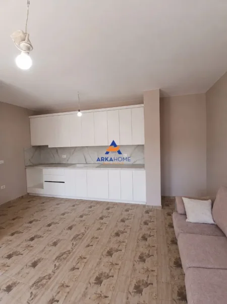 Tirane, jepet me qera apartament 2+1+Ballkon Kati 5, 105 m² 535 € 