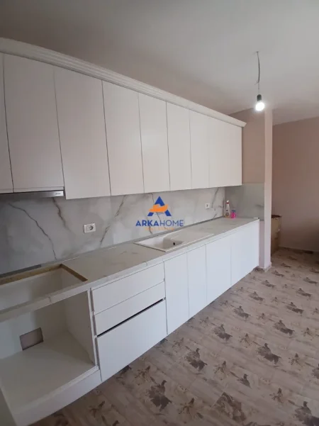 Tirane, jepet me qera apartament 2+1+Ballkon Kati 5, 105 m² 535 € 