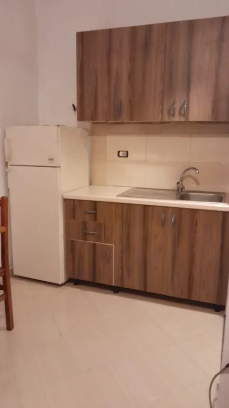 Tirane, jepet me qera garsonier 1+1 Kati 1, 35 m² (Fundi Rruges Burgut, Mbrapa Skrapit)