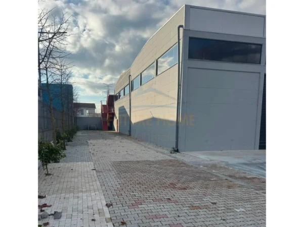 Tirane, jepet me qera magazine Kati 0, 2.000 m² 3.000 € (BUBQ)